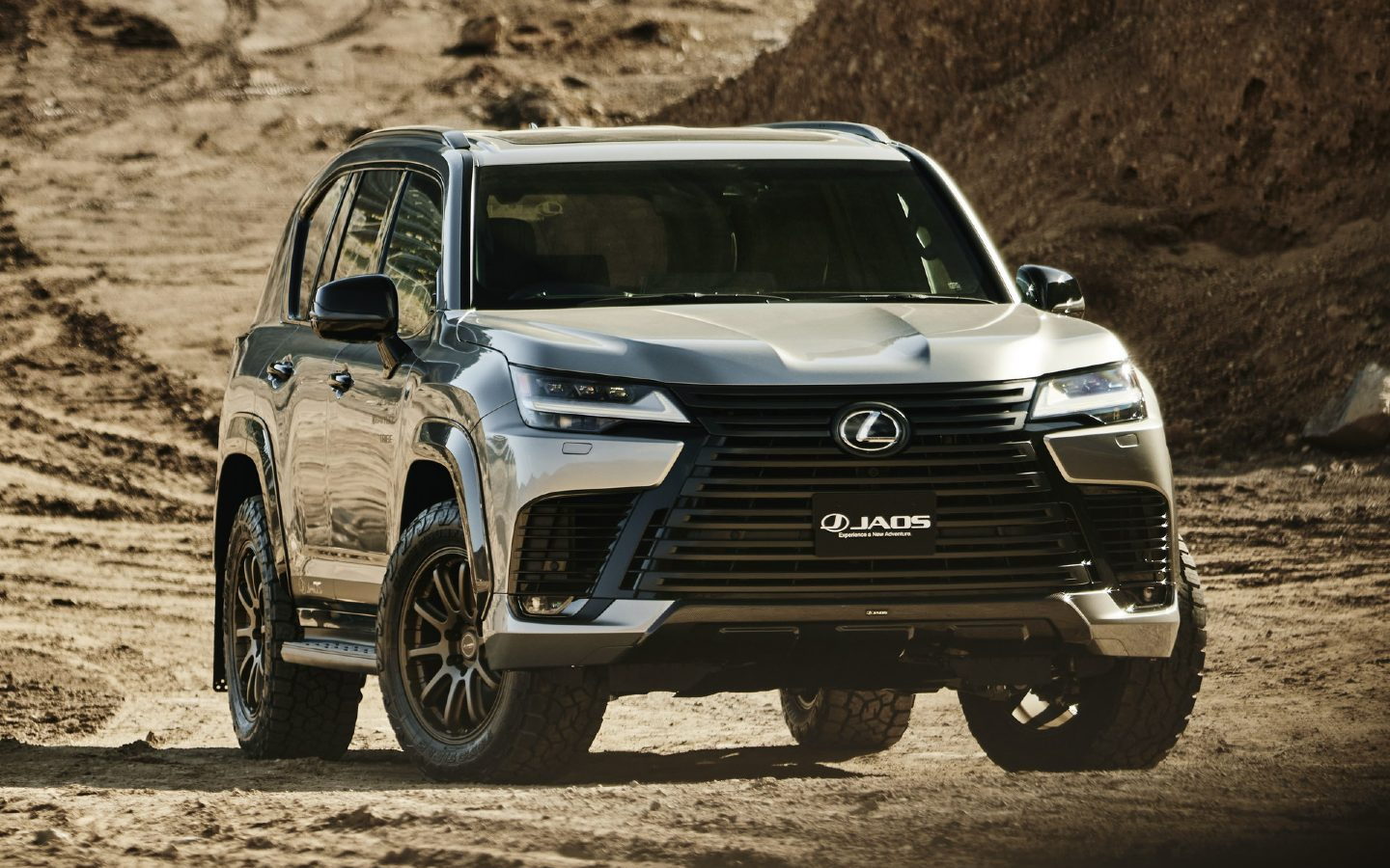  Lexus LX:  